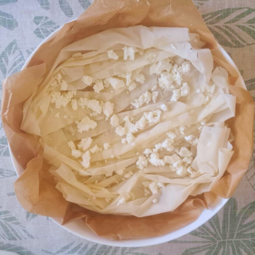 Приготвяне на баница с кори и сирене